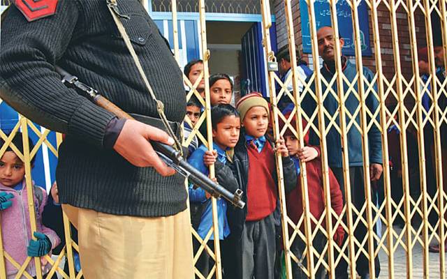 سرکاری اعلان کے باوجود سکول جانیوالے بچوں کو چھٹیاں نہ مل سکیں