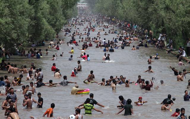 شہریوں نے گرمی سے بچنے کا طریقہ ڈھونڈ لیا