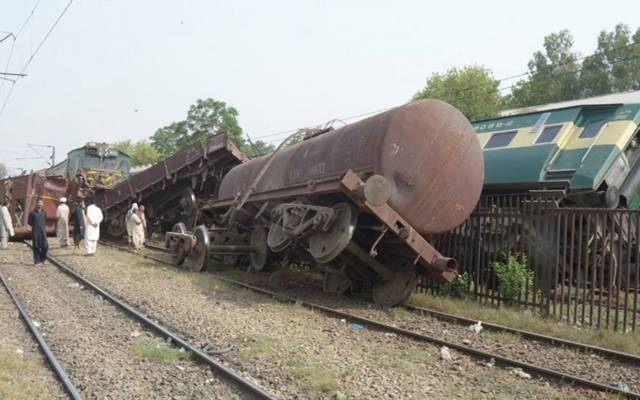 کراچی سے آنے والی ٹرین گڑھی شاہو کے قریب مال گاڑی سے ٹکرا گئی
