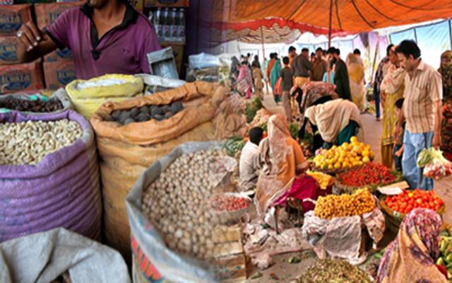  مشیر وزیر اعلیٰ پنجاب لوگوں کی شکایات سننے رمضان بازار پہنچ گئے