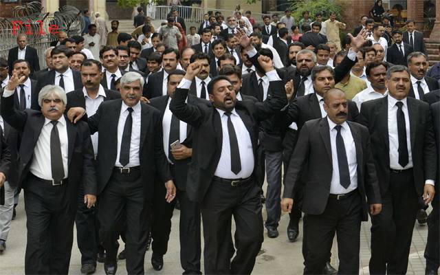 وکلاء میں پھوٹ پڑ گئی۔۔۔مگر کس معاملے پر ؟ جانیئے