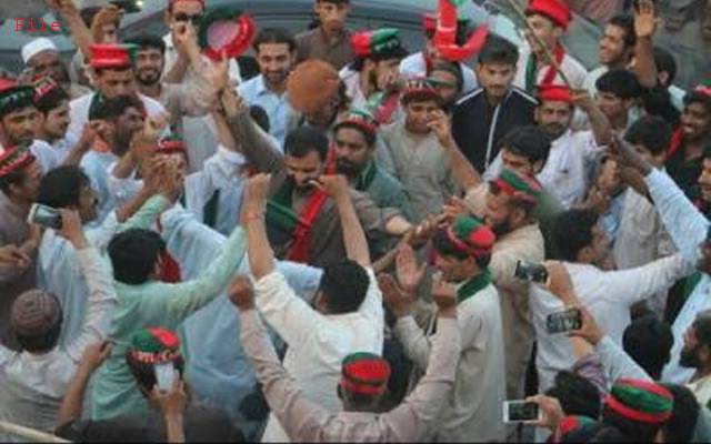 نون لیگ کی حکومت ختم ہونے پر تحریک انصاف کے کارکنوں کا جشن