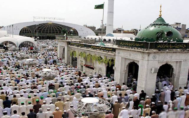 شب جمعہ کی مناسبت سے داتا دربار میں اجتماعی دعا نے ایمان تازہ کر دئیے