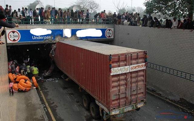 شاہ عبداللطیف بھٹائی انڈر پاس کے نیچے ٹرک پھنس گیا، ٹریفک کی روانی متاثر