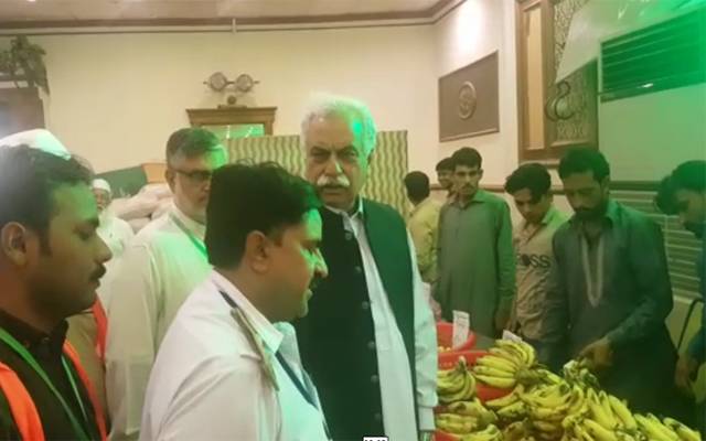 میئر لاہور کے رمضان بازاروں کے طوفانی دورے، پھل و سبزیاں کانپ اٹھیں