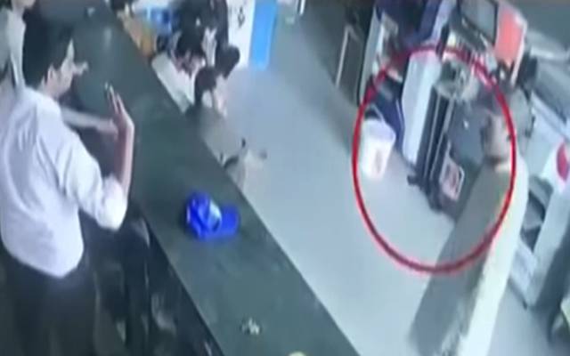 ڈیکور ٹائلز میں دن دیہاڑے ڈکیتی کی واردات، سٹی42 نے فوٹیج حاصل کر لی
