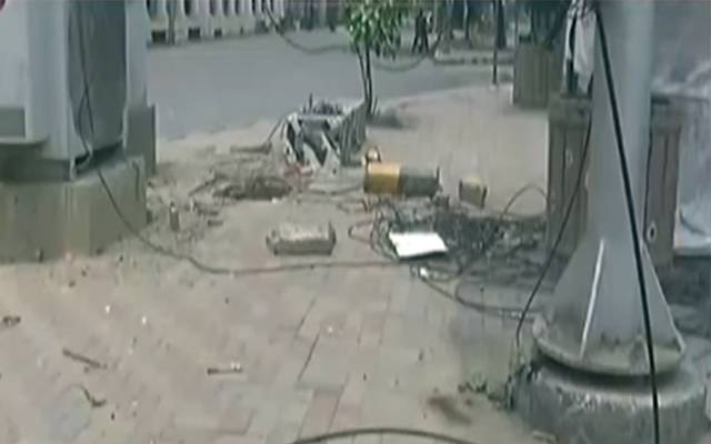 شاہراہ قائداعظم المعروف مال روڈکے فٹ پاتھ خستہ حالی کاشکار