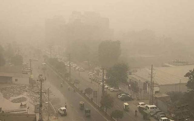 گرد آلود ہواؤں نے لاہور باسیوں کوگھیر لیا