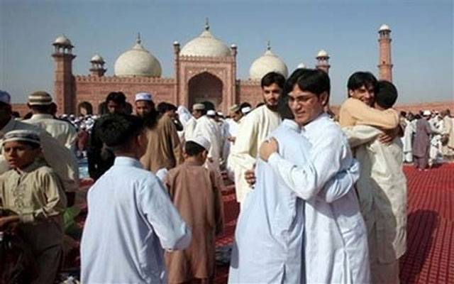لاہور سمیت ملک بھر میں عیدالفطر مذہبی جوش و خروش سے منائی جارہی ہے