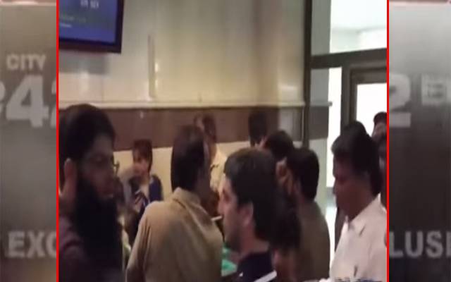  لاہور ائیر پورٹ میدان جنگ بن گیا