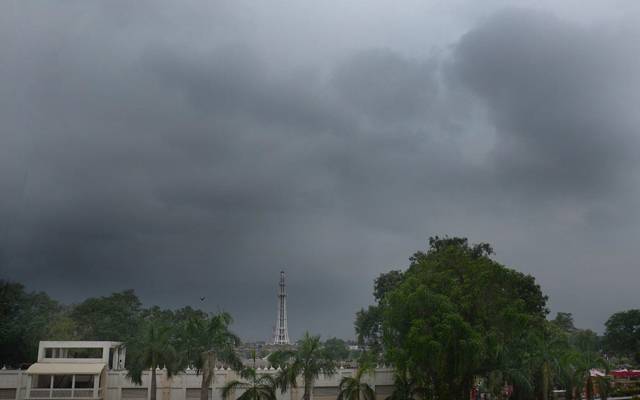 لاہور پر بادلوں کا بسیرا،ٹھنڈی ہواؤں سے پریشان چہرے کھل کھلا اٹھے