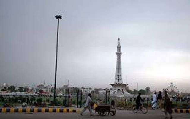 لاہور میں بادلوں، ٹھنڈی ہواؤں سے موسم خوشگوار، شہری خوشی سے نہال