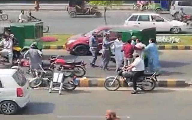 ٹریفک وارڈنز کی سرعام غنڈہ گردی