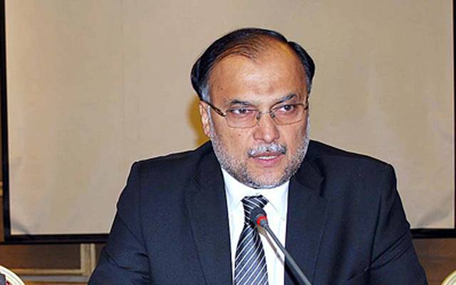 احسن اقبال نے لاہور ہائیکورٹ کے سامنے گھٹنے ٹیک دیئے
