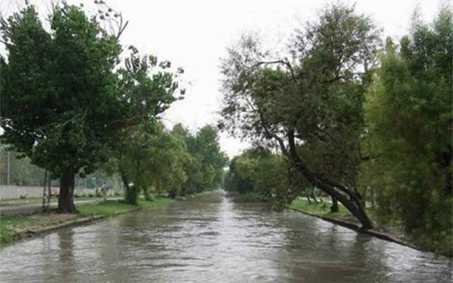 لاہور کے مختلف علاقوں میں بارش سے موسم سہانا، شہری خوش