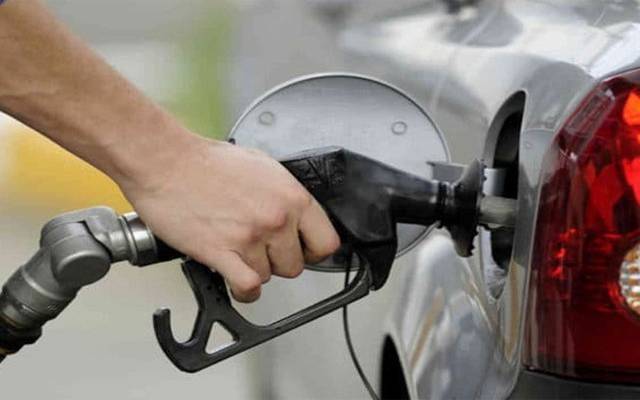 پٹرول کی قیمت میں ایک ساتھ اتنابڑا اضافہ۔۔پاکستانی سر پکڑ کر بیٹھ گئے