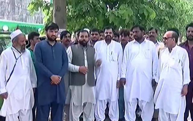 رکشہ ڈرائیورز پٹرولیم مصنوعات کی قیمتوں میں اضافہ کے خلاف سراپا احتجاج