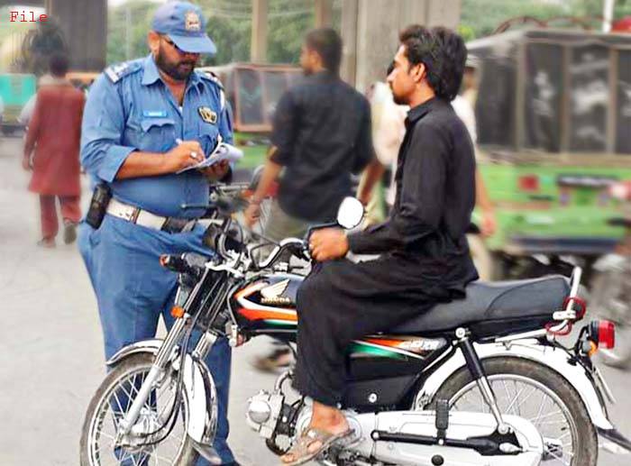 گاڑی و موٹرسائیکل مالکان کیلئے اہم خبر، اب شناختی کارڈ پر چالان نہیں ہوگا