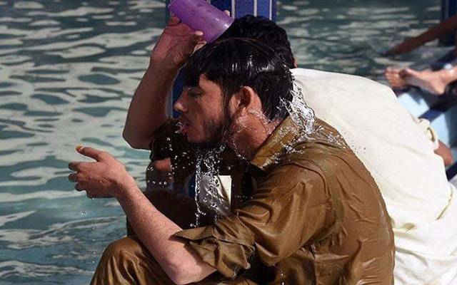  گرمی کی شدت اور حبس سے شہریوں کے چہرے کملا گئے