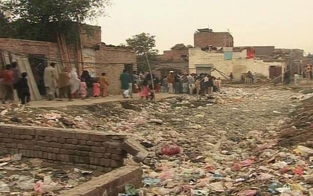 گھروں کے آگے گوبر کا ڈھیر، انتظامیہ خاموش تماشائی بن گئی
