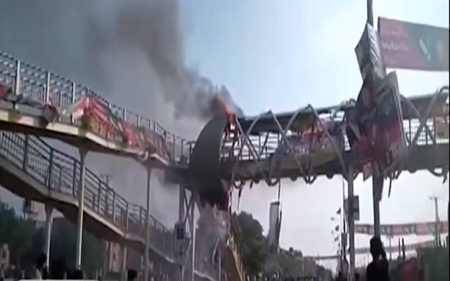 سیاسی کشیدگی پیدا کرنیکی کوشش یا کچھ اور؟ ن لیگی اور پی ٹی آئی کے بینرز نذر آتش
