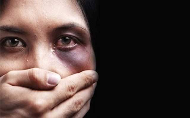 جن نکالنے کے بہانے سسرالیوں کا خاتون پر وحشیانہ تشدد