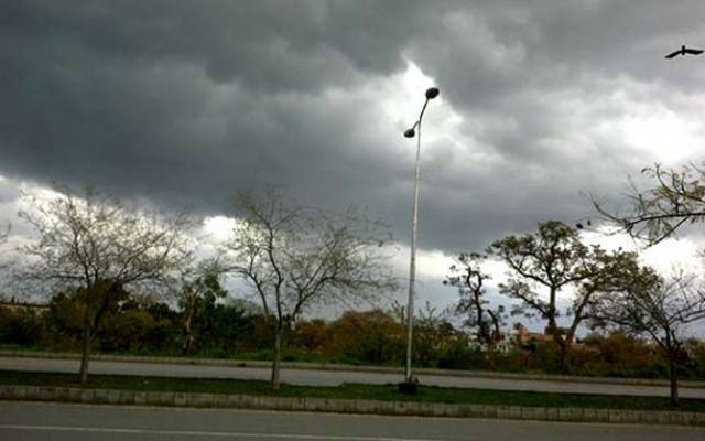 زندہ دلوں کا شہر بادلوں کی لپیٹ میں،دن میں رات کا سماں