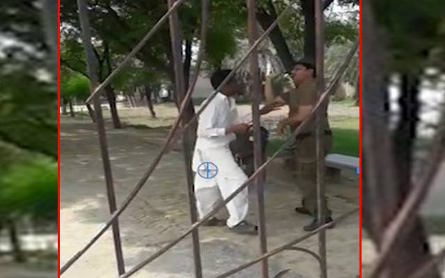  پولیس اہلکاروں نے کاہنہ پولنگ سٹیشن پر ووٹر کی عزت کا جنازہ نکال دیا