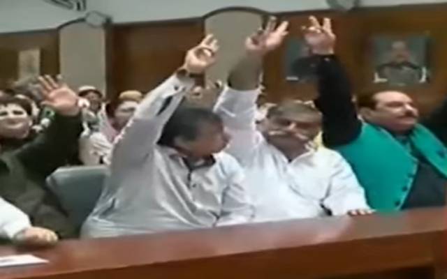 میٹروپولیٹن کارپوریشن،اپوزیشن کا شدید احتجاج، ایوان مچھلی منڈی بن گیا