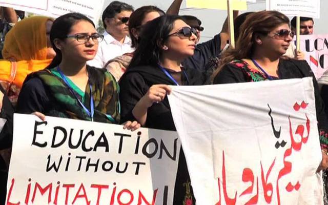 تعلیمی اداروں نے حکومتی احکامات ہوامیں اڑا دیئے،والدین سراپا احتجاج