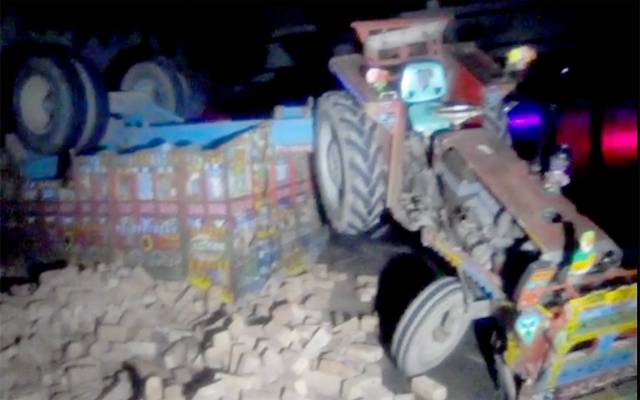  گارڈن ٹاؤن انڈر پاس کے قریب خوفناک ٹریفک حادثہ، 4 افراد زخمی