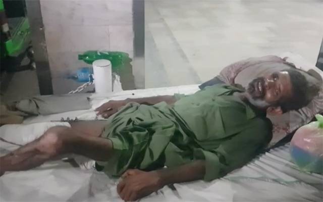 جناح ہسپتال ایمرجنسی کے باہر پڑا زخمی مریض مسیحاؤں کا منتظر