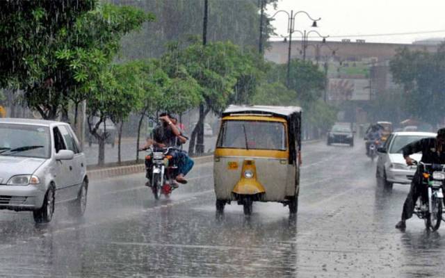 لاہور میں موسلادھار بارش سےموسم خوشگوار، گرمی کی چھٹی ہوگئی