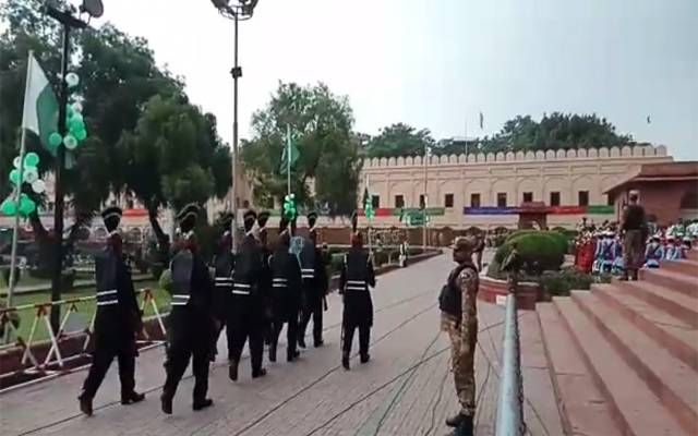 شاعر مشرق علامہ اقبال کے مزار پر گارڈز کی تبدیلی کی پروقار تقریب