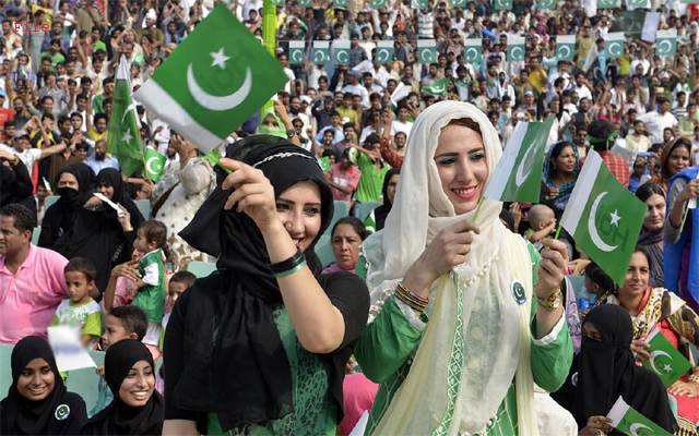 71 ویں یوم آزادی پر لاہور میں جشن کا سماں، سبز ہلالی پرچموں کی بہار
