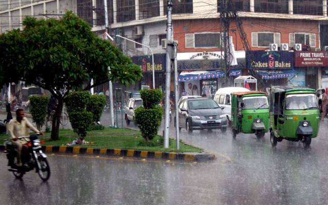 لاہور کے مختلف علاقوں میں بارش، موسم خوشگوار