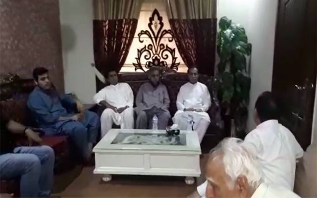  ایاز صادق کی وحید گل کے گھر آمد، والد کی وفات پر تعزیت کی