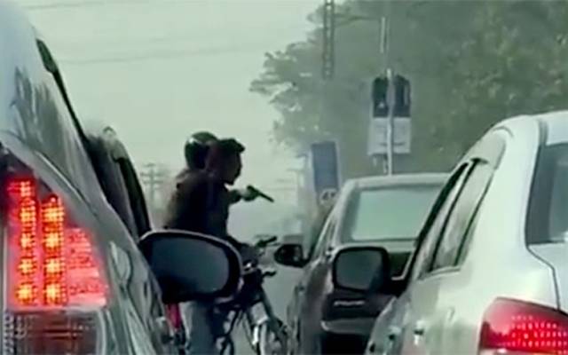 لاہور کی سڑکوں پر دن دہاڑے ڈکیتی،شہری محفوظ نہ رہے