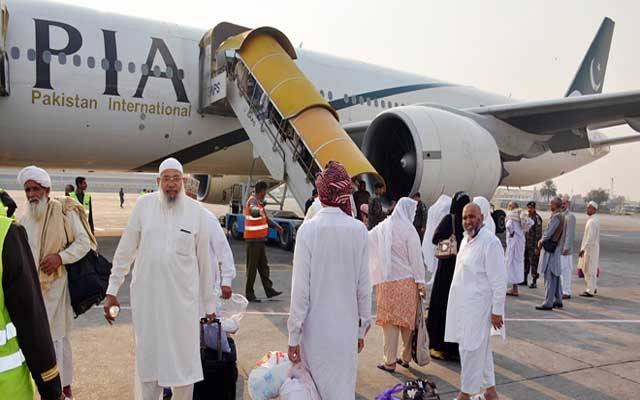 پی آئی اے کی پہلی حج پرواز 329 حجاج کولے کر لاہور پہنچ گئی 