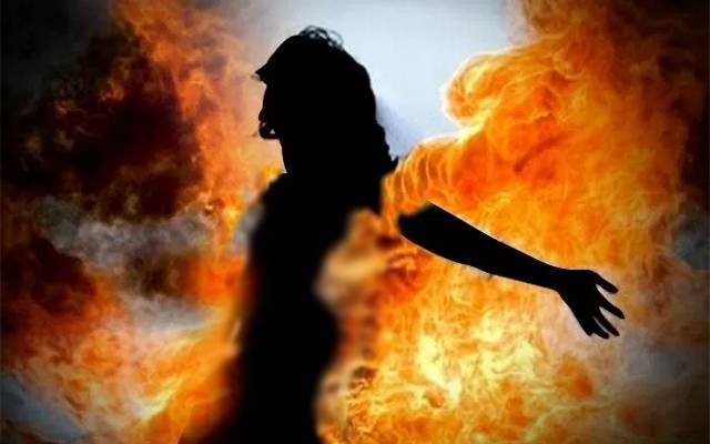 زمین پھٹی نہ آسمان گرا، بھائی نے بیوی کیساتھ ملکر بہن کو زندہ جلا دیا 