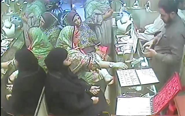 لاہوریئے ہوجائیں ہوشیار، شہر میں نو سرباز خواتین کا گروہ سرگرم ہوگیا
