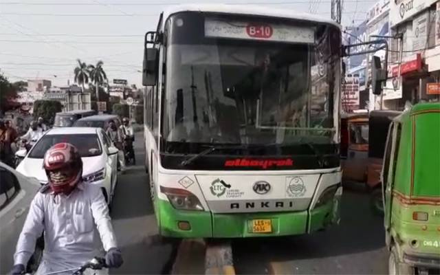 ڈرائیور کی مبینہ غفلت ،ایل ٹی سی کی بس فٹ پاتھ سے جا ٹکرائی