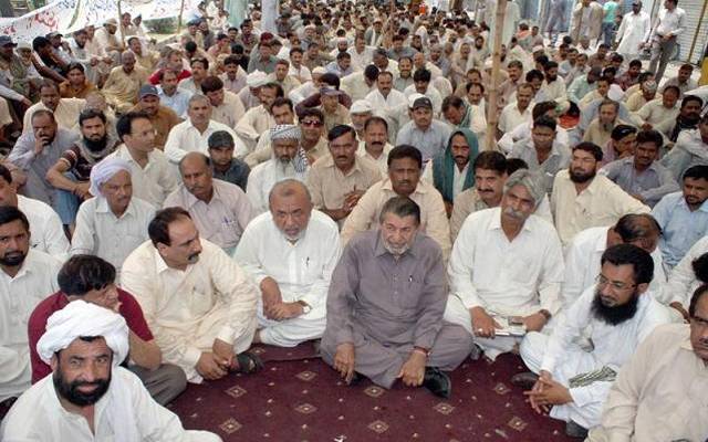 نوکری سےبرطرف واپڈا ملازمین کالیسکو ہیڈکوارٹرز کےسامنے احتجاج