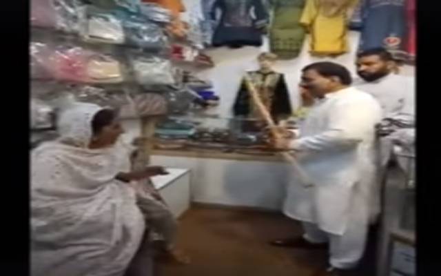 کپڑا چوری کرنے والی دو عورتوں کی دکاندار نے دُھلائی کر ڈالی