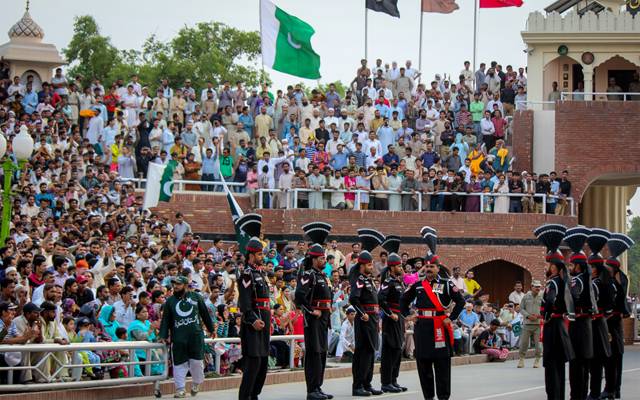 واہگہ بارڈر پرقومی پرچم اتارنے کی تقریب،دیکھنے والے جھوم اُٹھے 