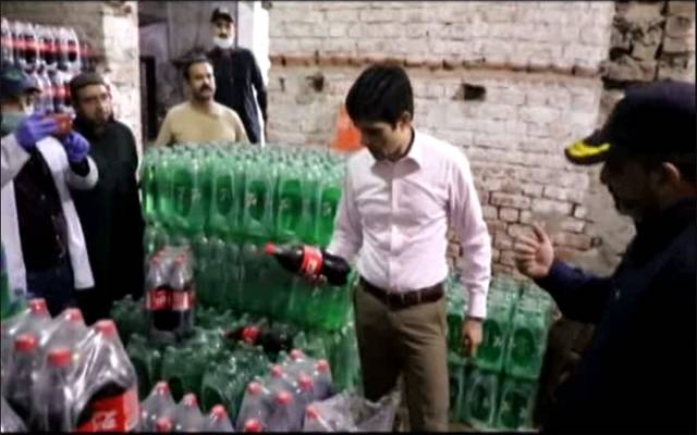 پنجاب فوڈ اتھارٹی نے لاہوریوں کو جعلی بوتلیں پینے سے بچالیا