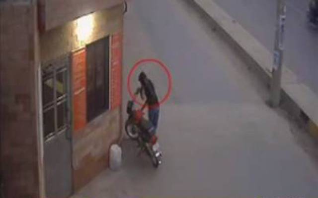 موٹر سائیکل چوری کی واردات، فوٹیج سٹی فورٹی ٹو نے حاصل کر لی