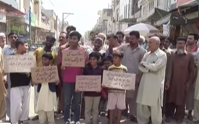 سڑک کی تعمیر نامکمل ، ٹاؤن شپ کے مکینوں کاٹھیکیدار کیخلاف احتجاج