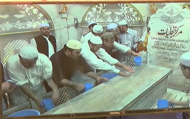حضرت داتا گنج بخشؒ کے مزار کو 5 من عرق گلاب سے غسل دیا گیا