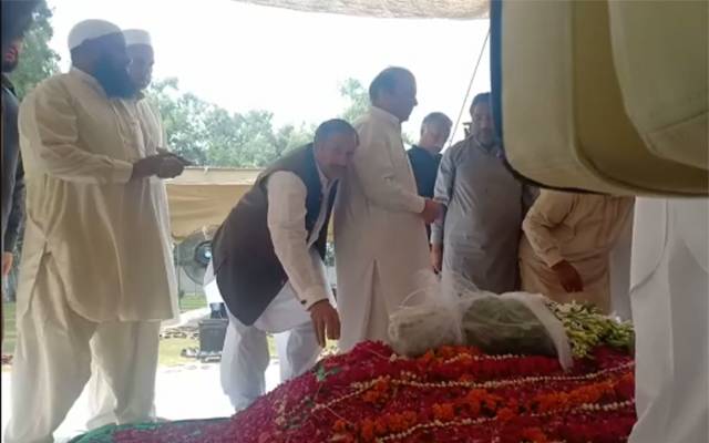 نواز شریف کی اپنے بچھڑے ہوئے پیاروں کی قبروں پر حاضری اور فاتحہ خوانی